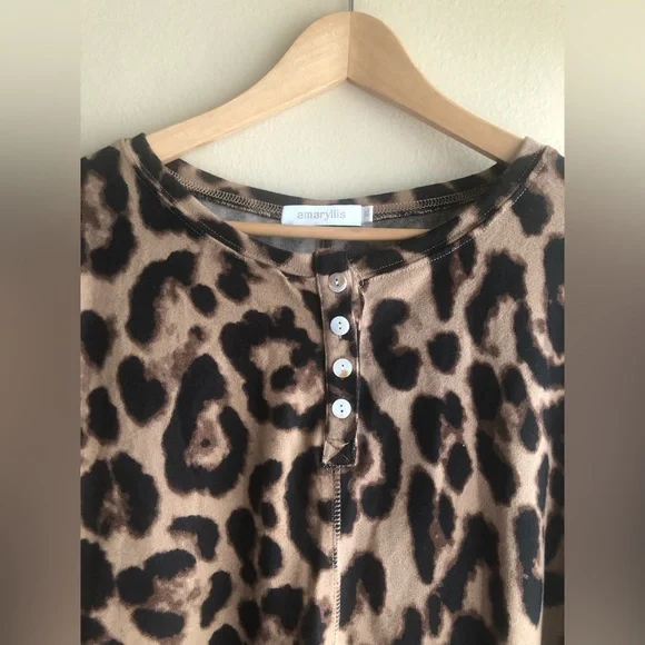 New Amaryllis Apparel Women's Shirt Brown XL Henley Hi Low Tunic Leopard Design - Picture 9 of 15